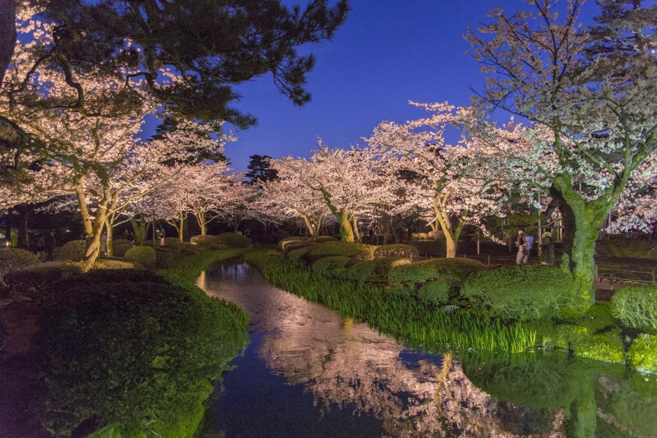 Kanazawa Tokyu Hotel Екстериор снимка Cherry blossoms at night
