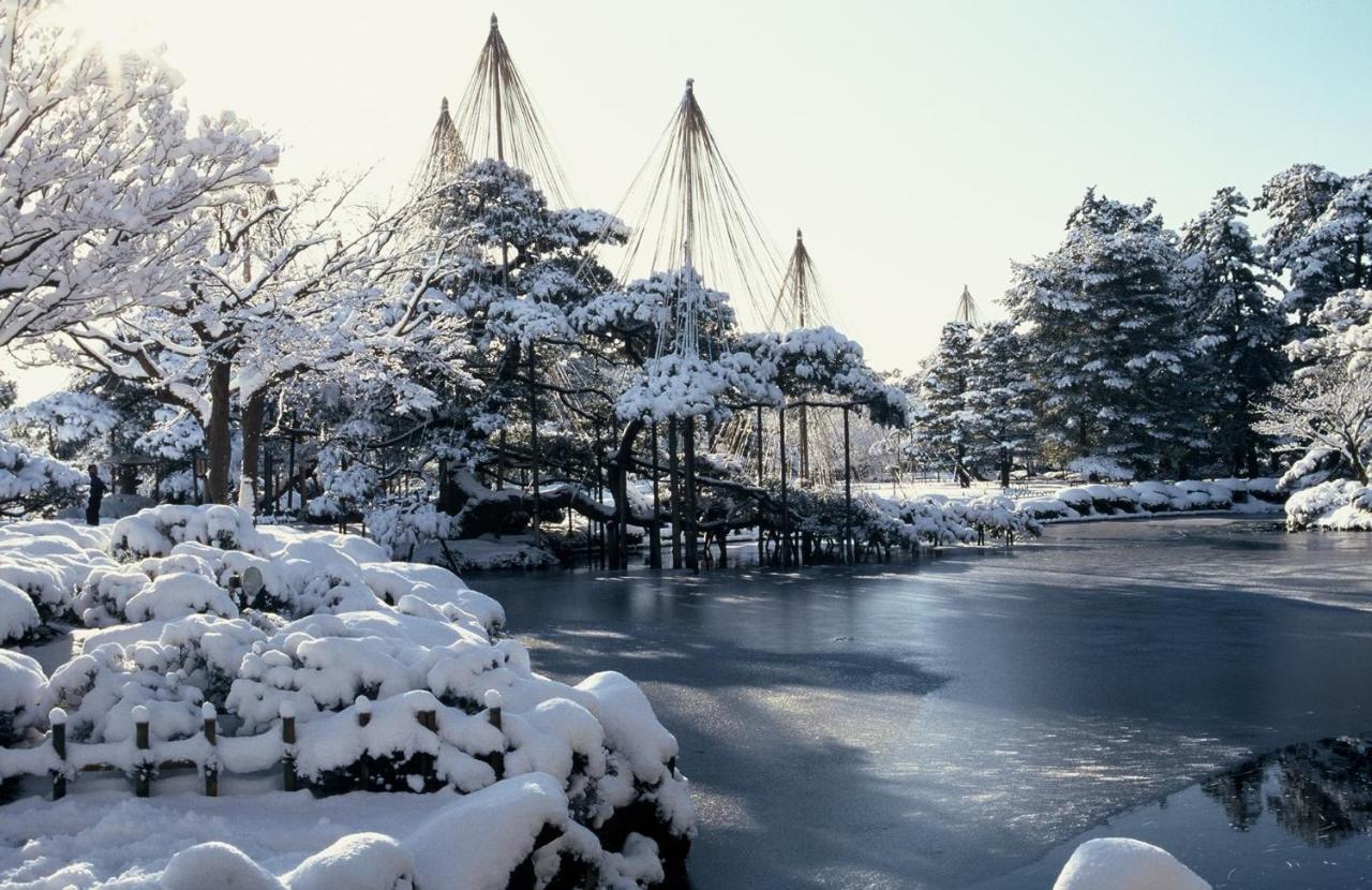 Kanazawa Tokyu Hotel Екстериор снимка The Japanese garden in winter