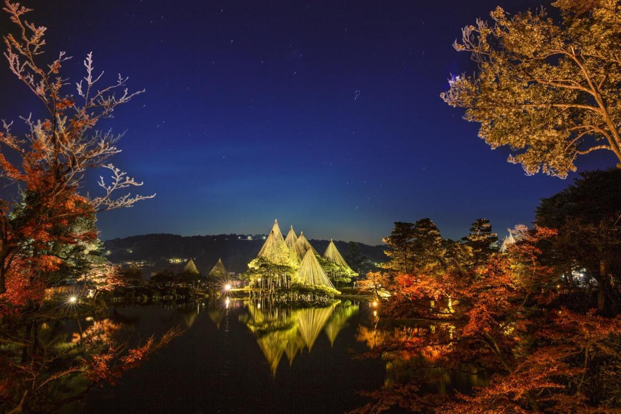 Kanazawa Tokyu Hotel Екстериор снимка The pyramids of the museum at night